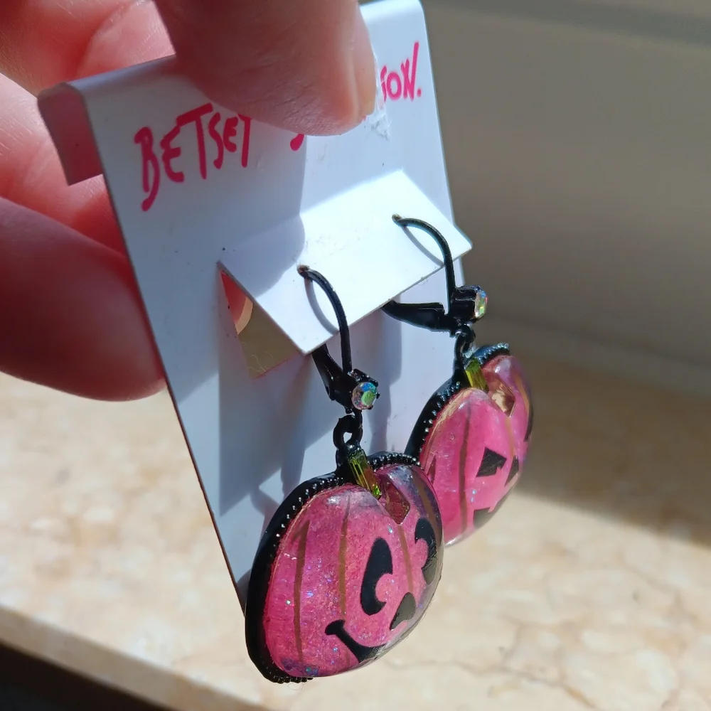 Betsey Johnson Halloween 🎃 Glitter Pumpkins Drop Earrings. NWT. - Picture 2 of 3